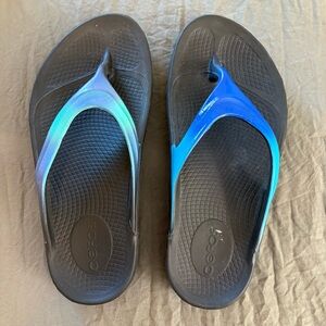 OOFOS OOlala Luxe Flip Flops Black/Bluejay Women's Size 5.